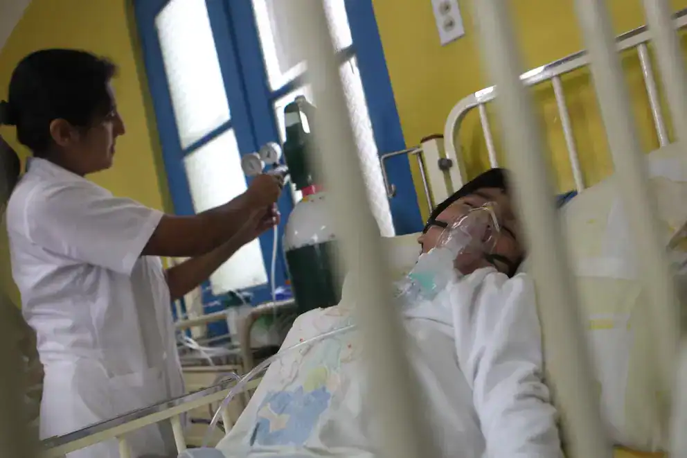 Paciente hospitalizado recibiendo oxígeno en cama de emergencia en Loreto Noticias.