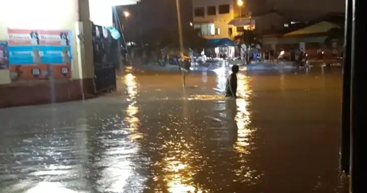 Inundación en calles de Loreto durante lluvias nocturnas, afectando tránsito y comercio local en Loreto Noticias. Reparación y prevención son prioridades en la región.