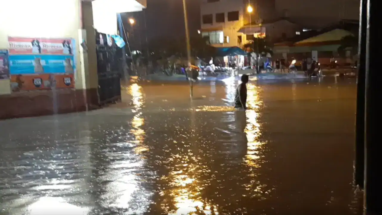 Inundación en calles de Loreto durante lluvias nocturnas, afectando tránsito y comercio local en Loreto Noticias. Reparación y prevención son prioridades en la región.