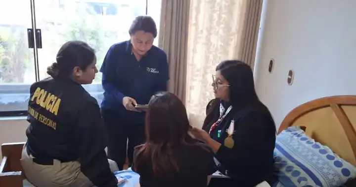 Policía y personal de salud en una inspección en Loreto, Perú, revisando documentos y registros en una habitación del hospital, en un operativo de seguridad y control.