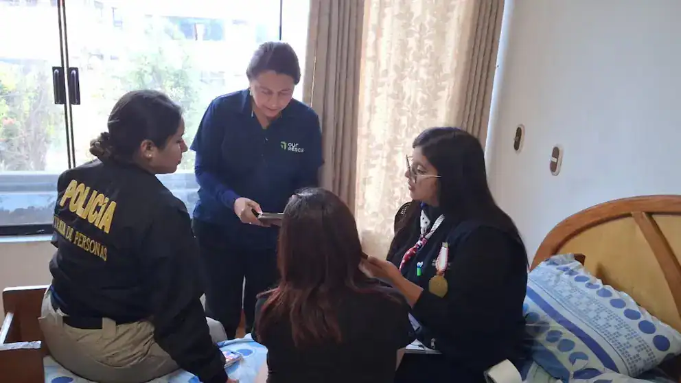 Policía y personal de salud en una inspección en Loreto, Perú, revisando documentos y registros en una habitación del hospital, en un operativo de seguridad y control.