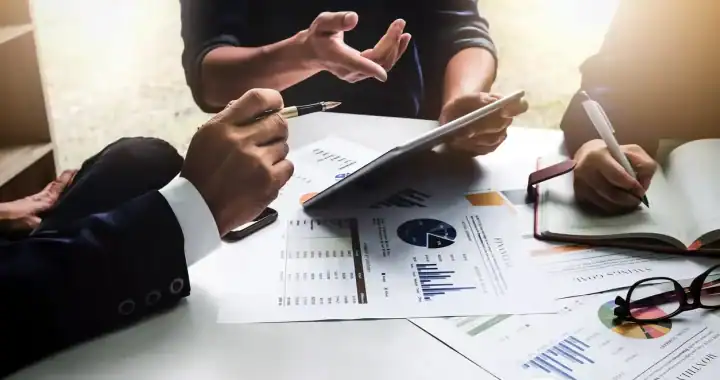 Análisis de negocios y finanzas en Loreto Noticias, con reunión de profesionales revisando gráficos y datos económicos para informar decisiones empresariales en Loreto.