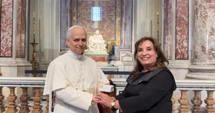 Reconocimiento entre una religiosa y una mujer en un templo católico, símbolo de fe y tradición en Loreto Noticias.