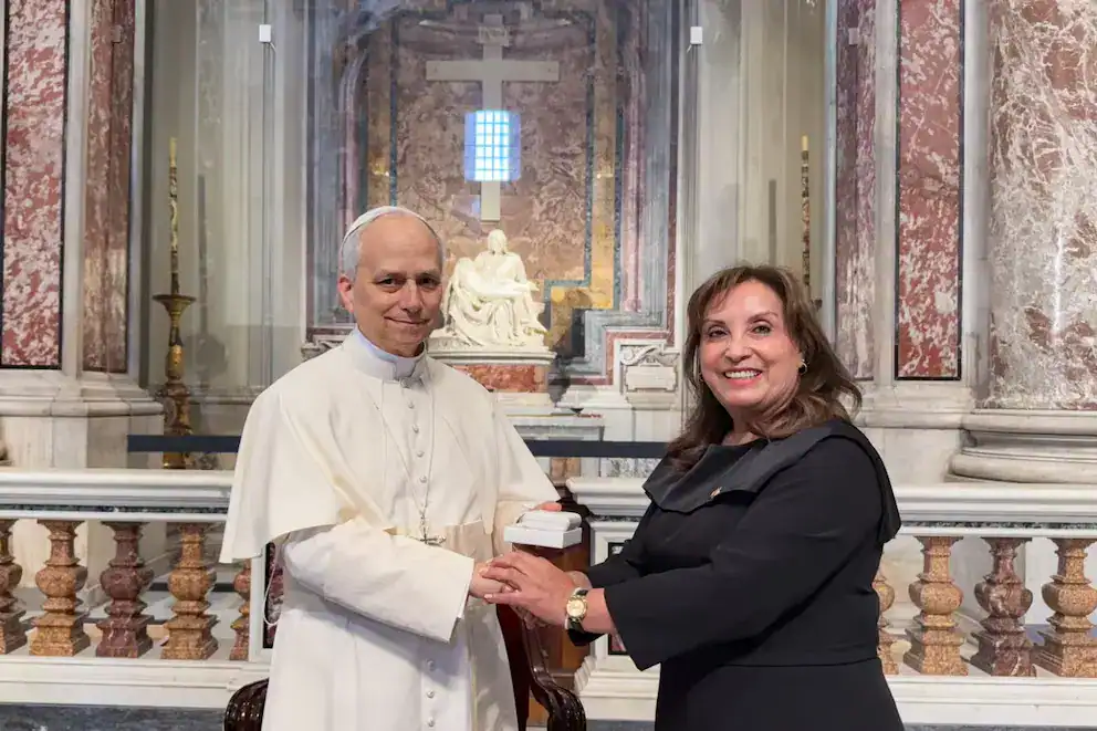 Reconocimiento entre una religiosa y una mujer en un templo católico, símbolo de fe y tradición en Loreto Noticias.