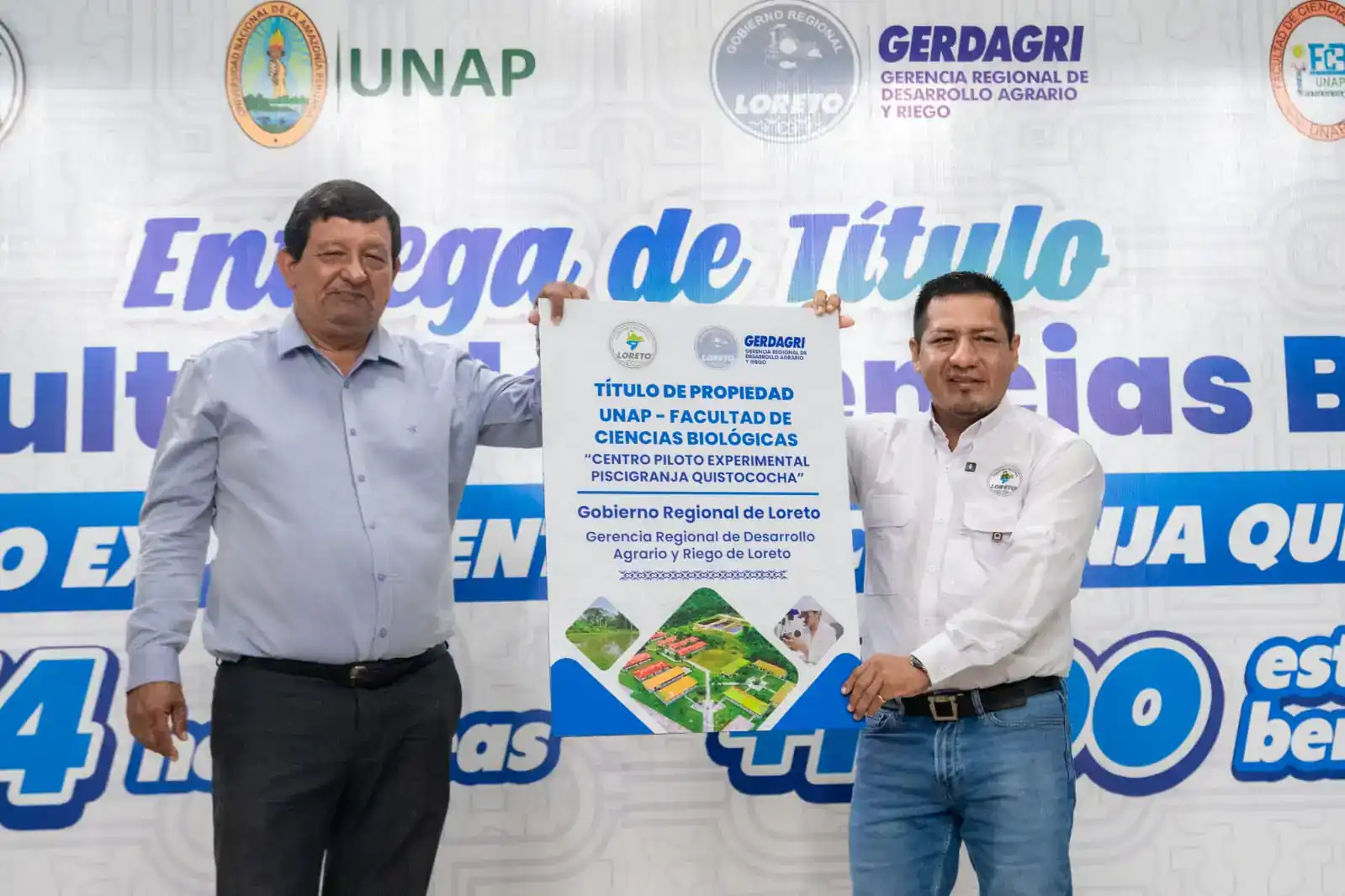 Un hombre entregando un título de propiedad a otro, en una ceremonia oficial en Loreto, Perú, promoviendo la protección de centros pilotos experimentales en el sector agrícola regional.