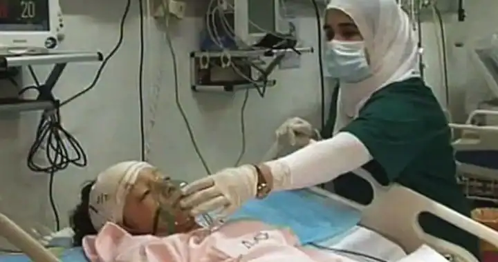 Paciente en cuidados intensivos recibiendo atención médica en hospital de Loreto, Perú, durante la pandemia de COVID-19, con personal de salud atendiendo la salud del paciente en un entorno hospitalario.