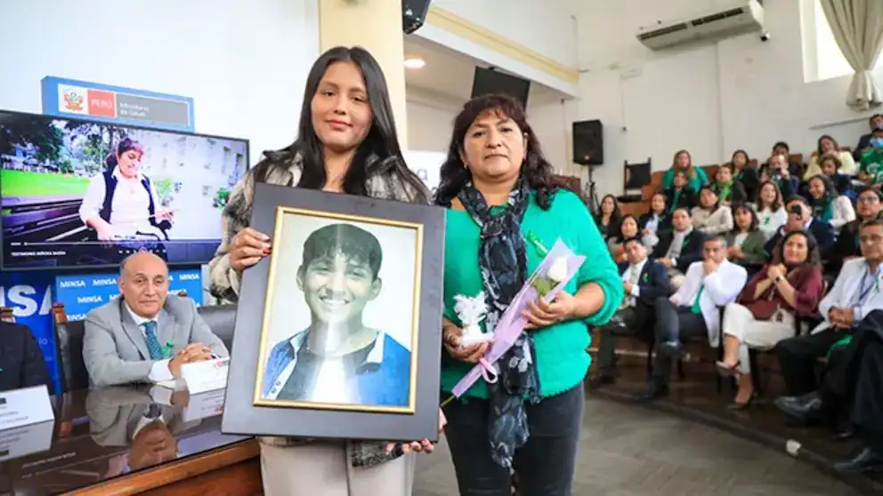 Niña recibiendo reconocimiento en evento escolar en Loreto, con presencia de autoridades educativas y comunidad local. Fotografía que refleja valorización del talento y compromiso estudiantil en Loreto Noticias.