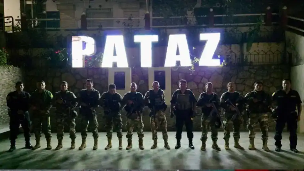 Patrulleros de seguridad en Loreto Perú en frente del letrero de PATZ, durante operativo nocturno en zona turística.
