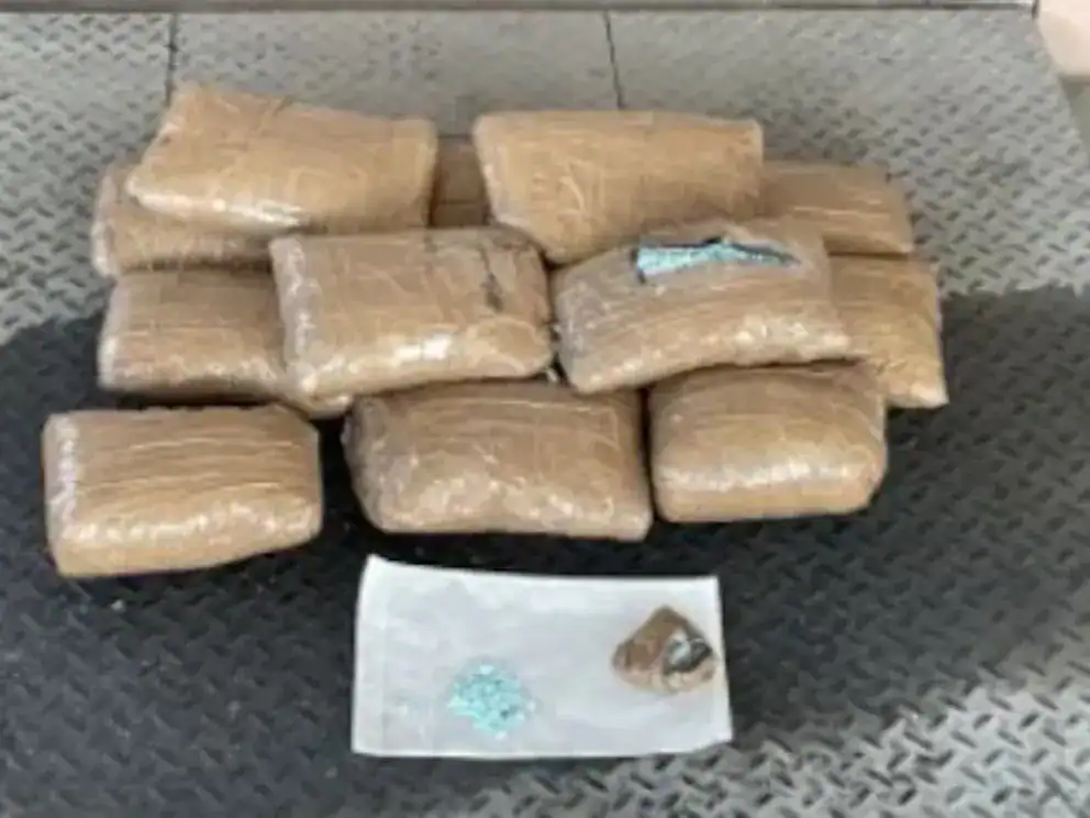 Droga en paquetes de color marrón envueltos en plástico transparente, sobre una superficie metálica, presunta incautación por parte de las autoridades en Loreto, Perú.