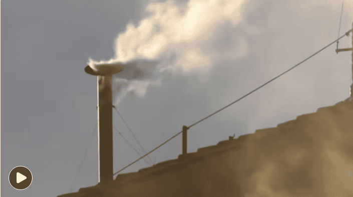 Contaminación industrial y emisiones de gases contaminantes en la ciudad de Loreto, Perú. Fábrica emitiendo humo que afecta la calidad del aire y el medio ambiente en la región.