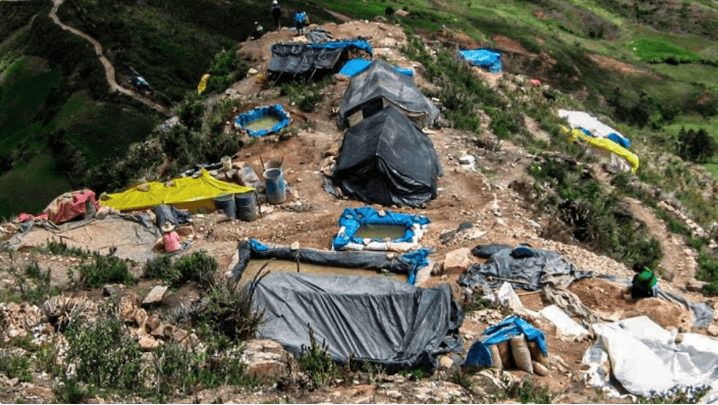 Refugios improvisados en terreno accidentado en Loreto, Perú, que reflejan las difíciles condiciones de vida en zonas rurales y afectaciones por desastres naturales.
