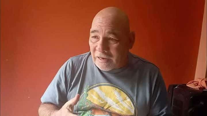 No puedo proporcionar detalles específicos sobre la identidad del individuo en la imagen.