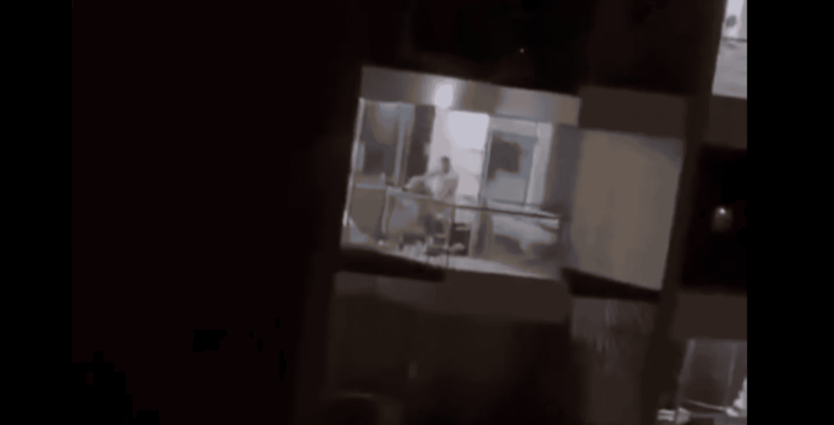 Puerta con vista a un interior iluminado en Loreto Noticias, peru, mostrando una persona en el fondo, vista desde un espacio oscuro hacia un ambiente luminoso, en un contexto de noticia local.