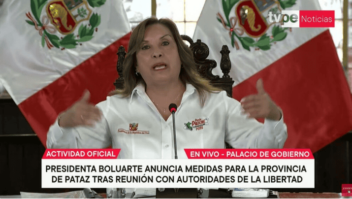 Belén Estévez en conferencia de prensa oficial en el Palacio de Gobierno, anunciando medidas para la provincia de Pataz tras reunión con autoridades de la libertad, con banderas peruanas al fondo.