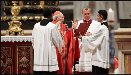 Silencio y respeto durante una ceremonia religiosa en la iglesia católica con sacerdote y acólitos.