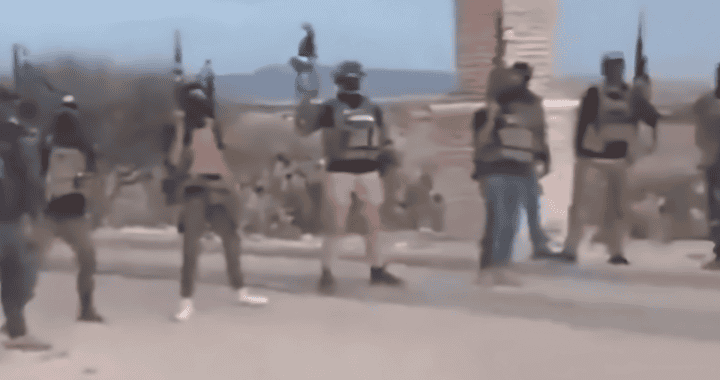 Policías en acción en Loreto, Perú, en una operación en la calle, con fondo de construcciones y tierra, destacando la presencia de seguridad y vigilancia en la provincia.