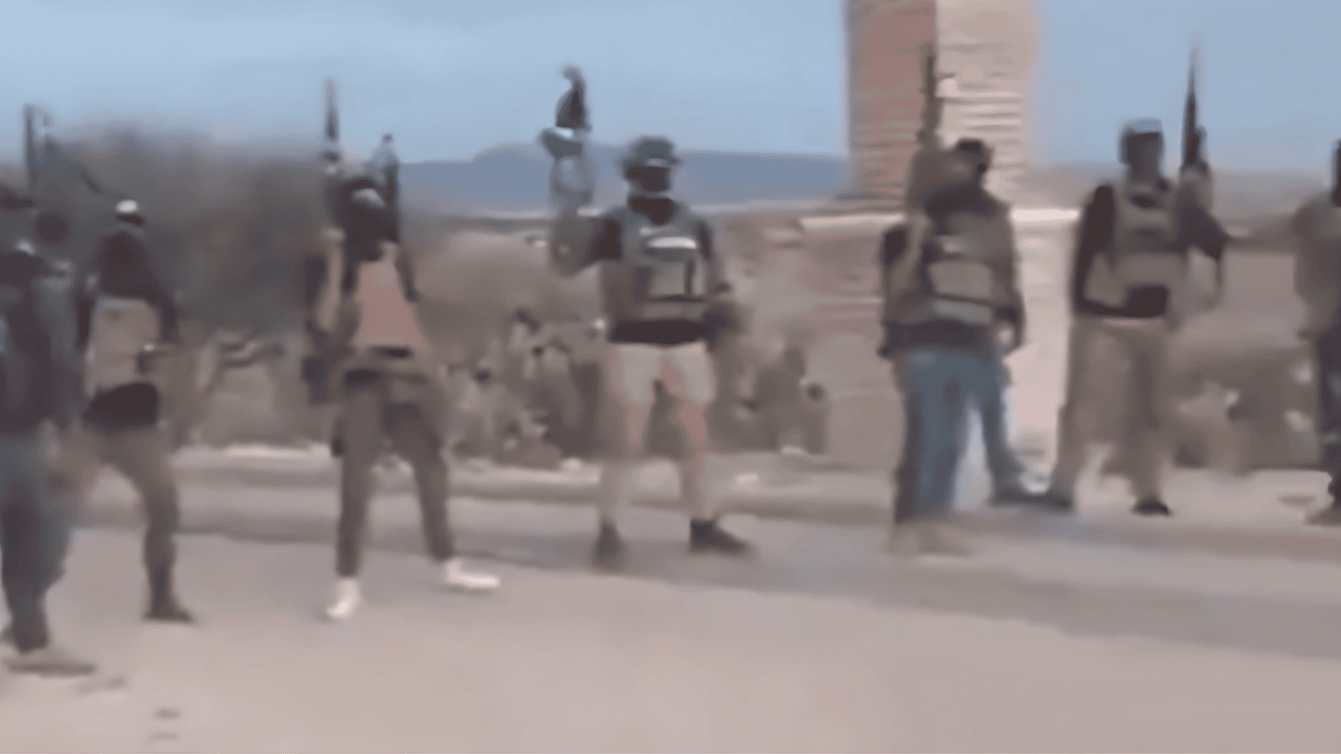 Policías en acción en Loreto, Perú, en una operación en la calle, con fondo de construcciones y tierra, destacando la presencia de seguridad y vigilancia en la provincia.