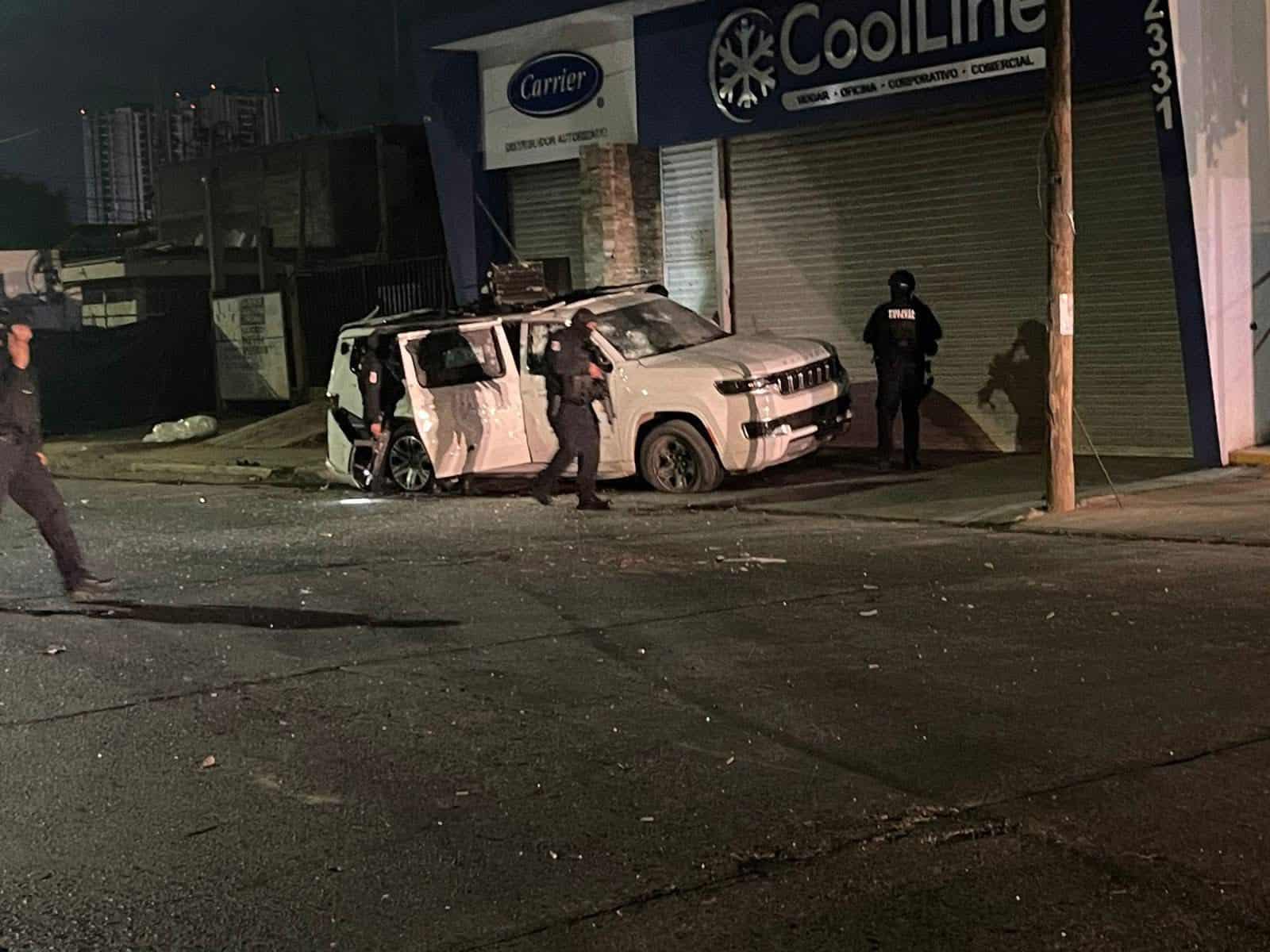 Accidente de tránsito con vehículo impactado en la esquina de Loreto Noticias, presencia de policías Investigando en la calle en la madrugada.