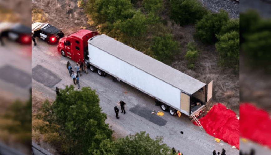Accidente de camión con carga volcánica en la carretera de Loreto, Perú, mostrando un choque entre el vehículo ymaterial volcánico en la vía. La escena incluye personal de emergencia y detectables daños en la estructura del camión.