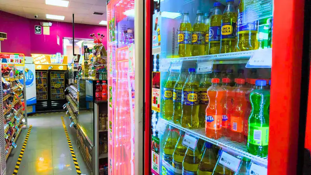 Aceite vegetal Inca Kola en refrigeradora de supermercado en Loreto, Perú.