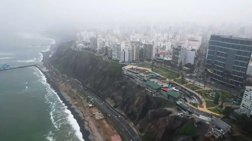 Cielo nublado sobre la costa de Lima con vista panorámica de edificios altos y acantilados junto al océano Pacífico, representando la belleza urbana y natural de Loreto Noticias.