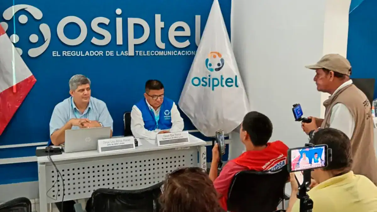 Osiptel, regulador de telecomunicaciones en Perú, en una conferencia de prensa con periodistas y representantes, presentando novedades en regulación del sector telecomunicaciones.