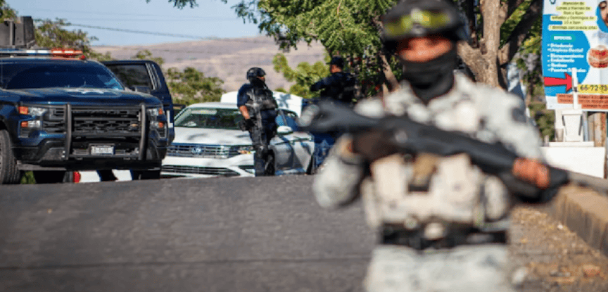 Policía en operativo de seguridad en Loreto, Perú, con vehículos de patrulla y agentes armados garantizando la vigilancia en las calles locales.