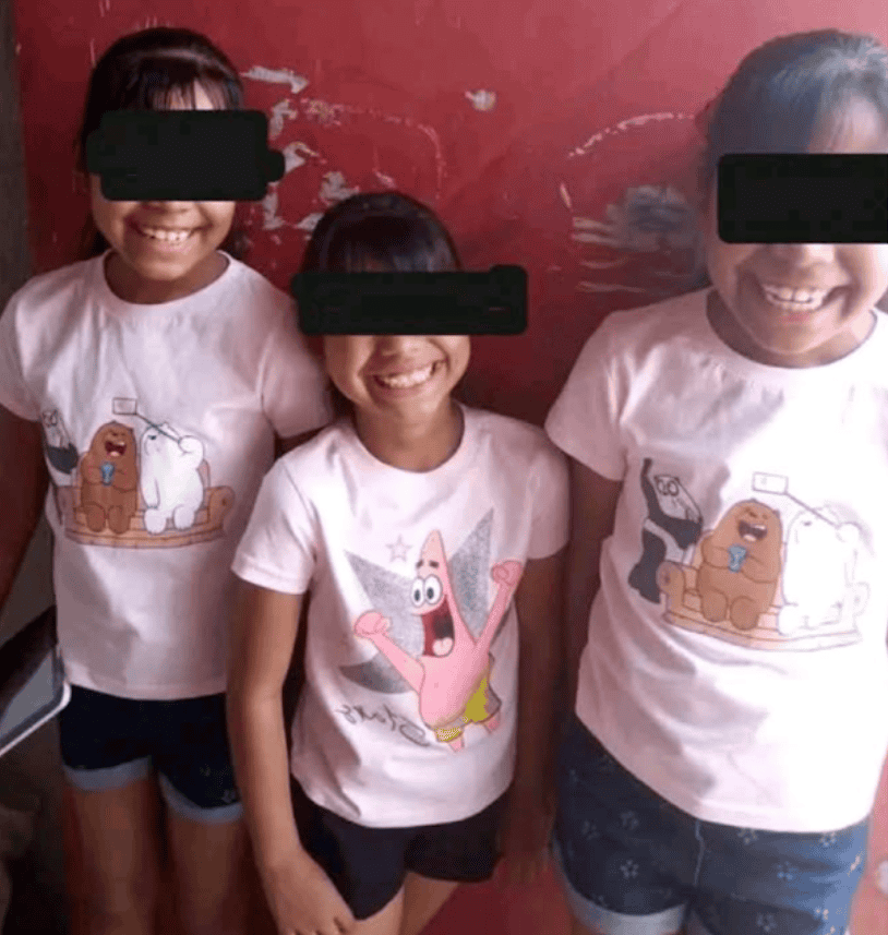 Disfraces de personajes de dibujos animados para niños en evento escolar en Loreto, Perú. Jornada infantil con diversión y alegría entre pequeños participantes en un ambiente escolar.
