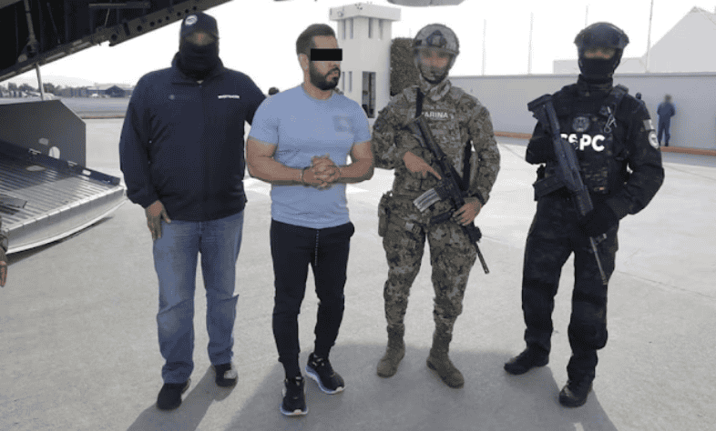 Rey, policía y militares en operativo de seguridad en Loreto, Perú. Detención de sospechoso en aeropuerto de Iquitos, reforzando la lucha contra el crimen y el narcotráfico en la región.