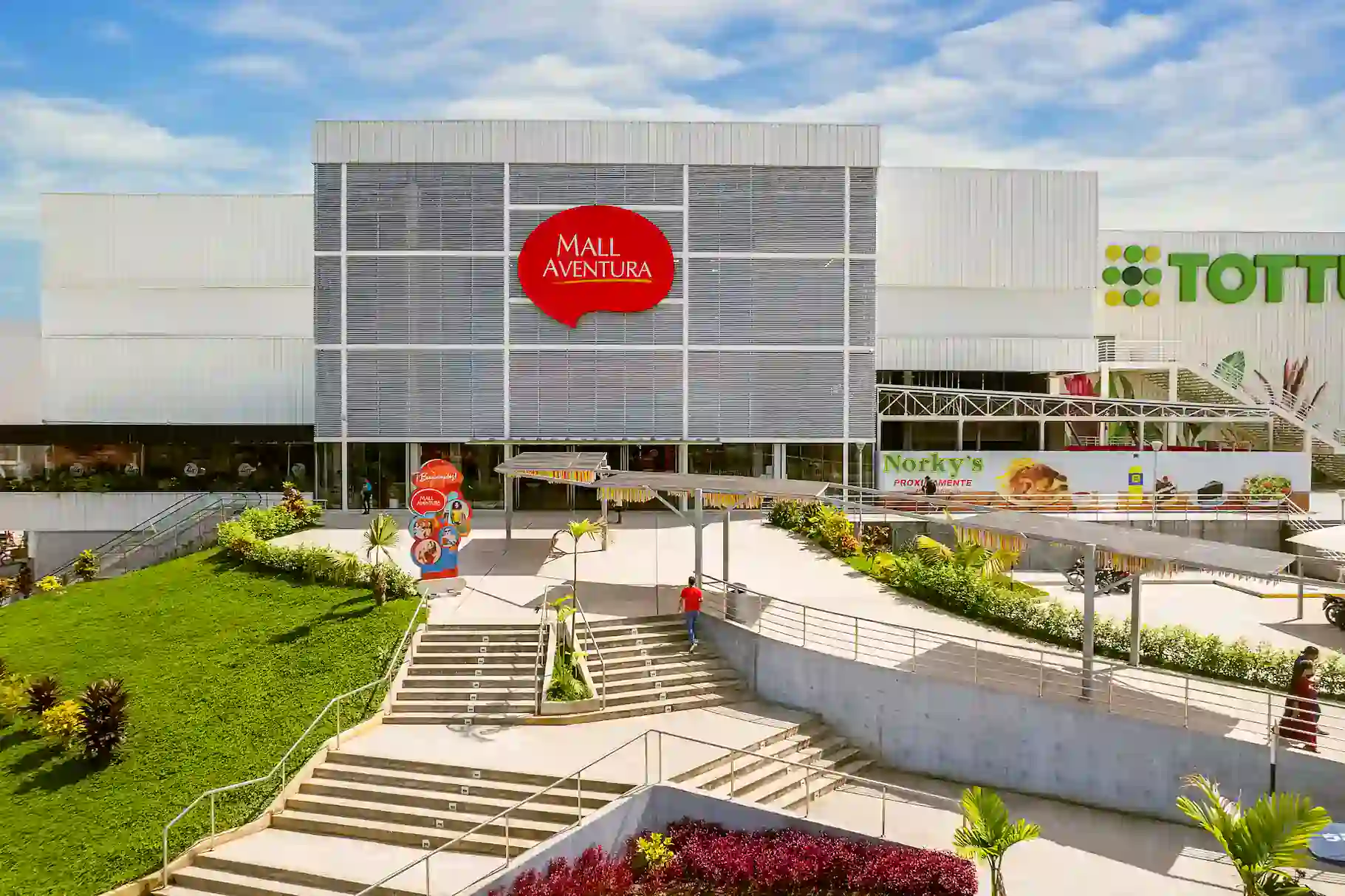 Moderno centro comercial Mall Aventura en Loreto, Perú, con tiendas, áreas verdes y accesos peatonales, ideal para compras y recreación en la ciudad.