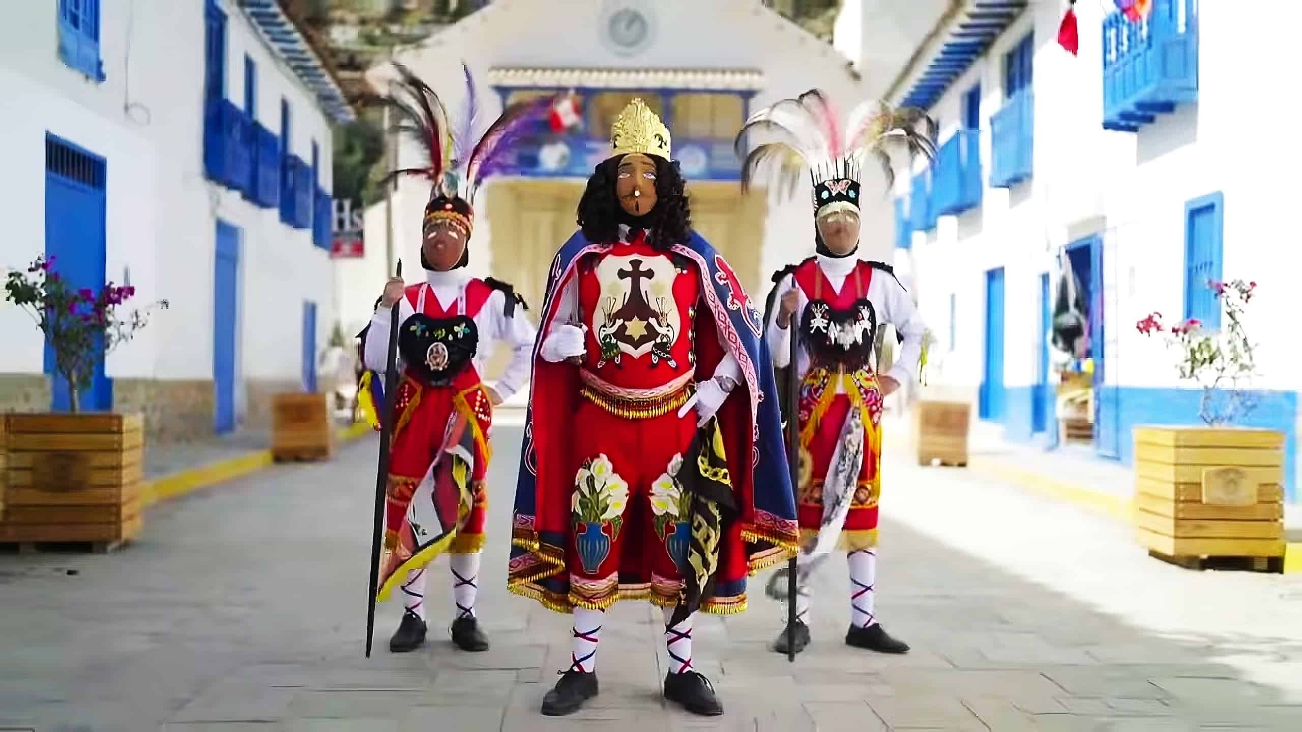 Guerreros tradicionales de Loreto en vestimenta folklórica durante celebración cultural en la ciudad de Loreto.