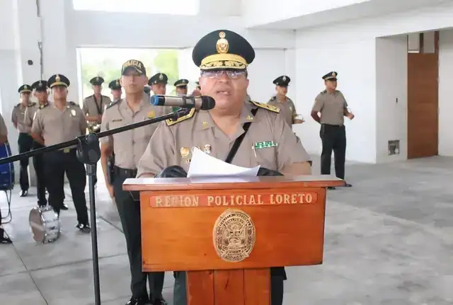 Funcionaria policial en ceremonia oficial en Loreto, Perú, durante una rueda de prensa o anuncio importante sobre seguridad pública.