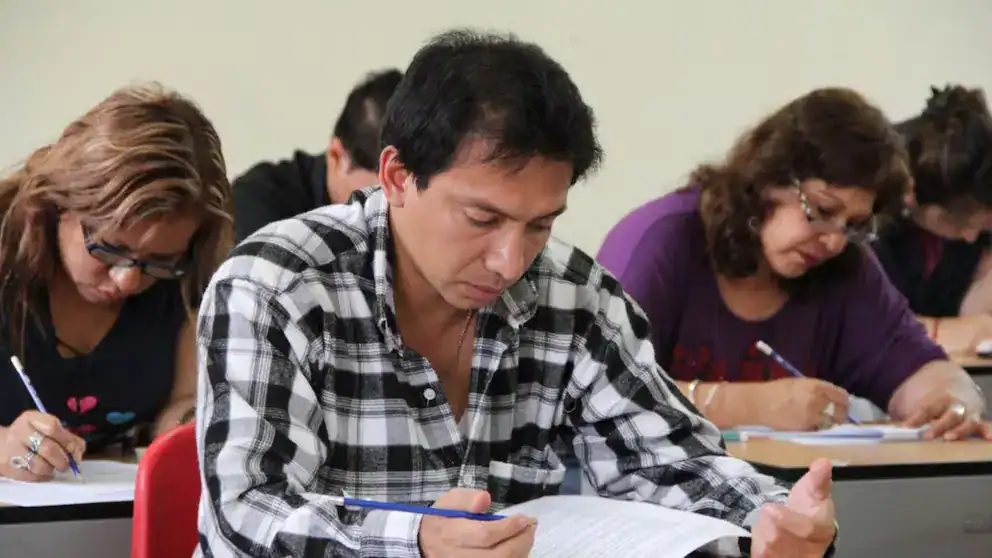 Estudiantes en un aula tomando exámenes en Loreto Noticias, mostrando enfoque y concentración en un entorno educativo en Loreto, Perú.