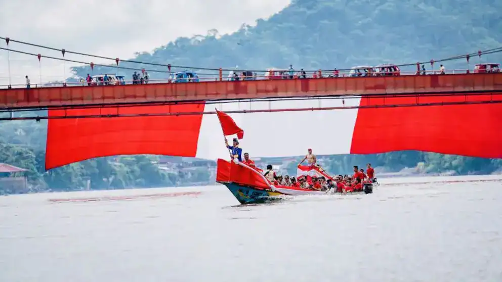 Barco con personas en el río durante celebración tradicional en Loreto, Perú.