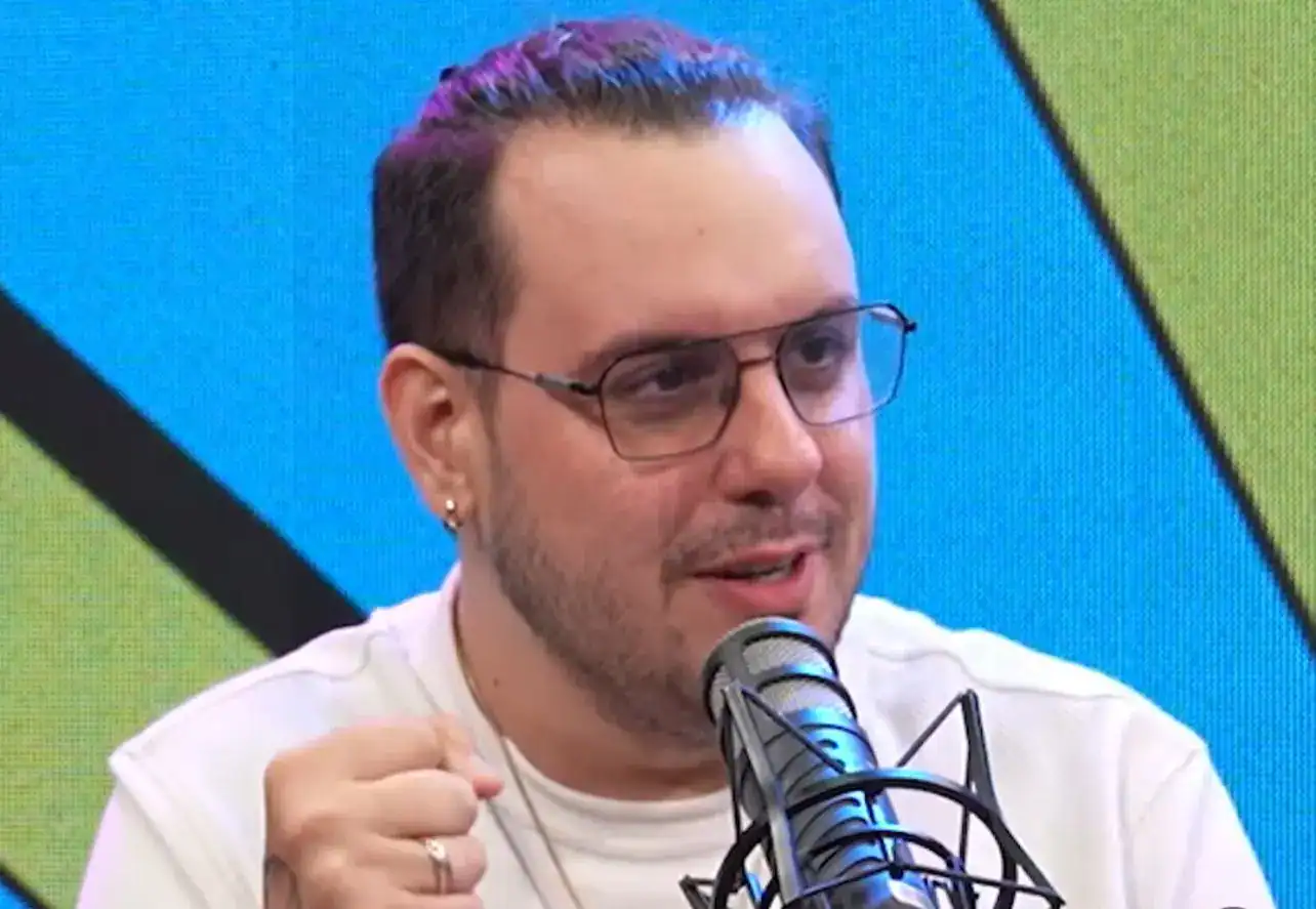 Visitante en Loreto Noticias participando en programa de radio sobre temas locales, con fondo colorido y micrófono, mostrando interés y expresión apasionada.