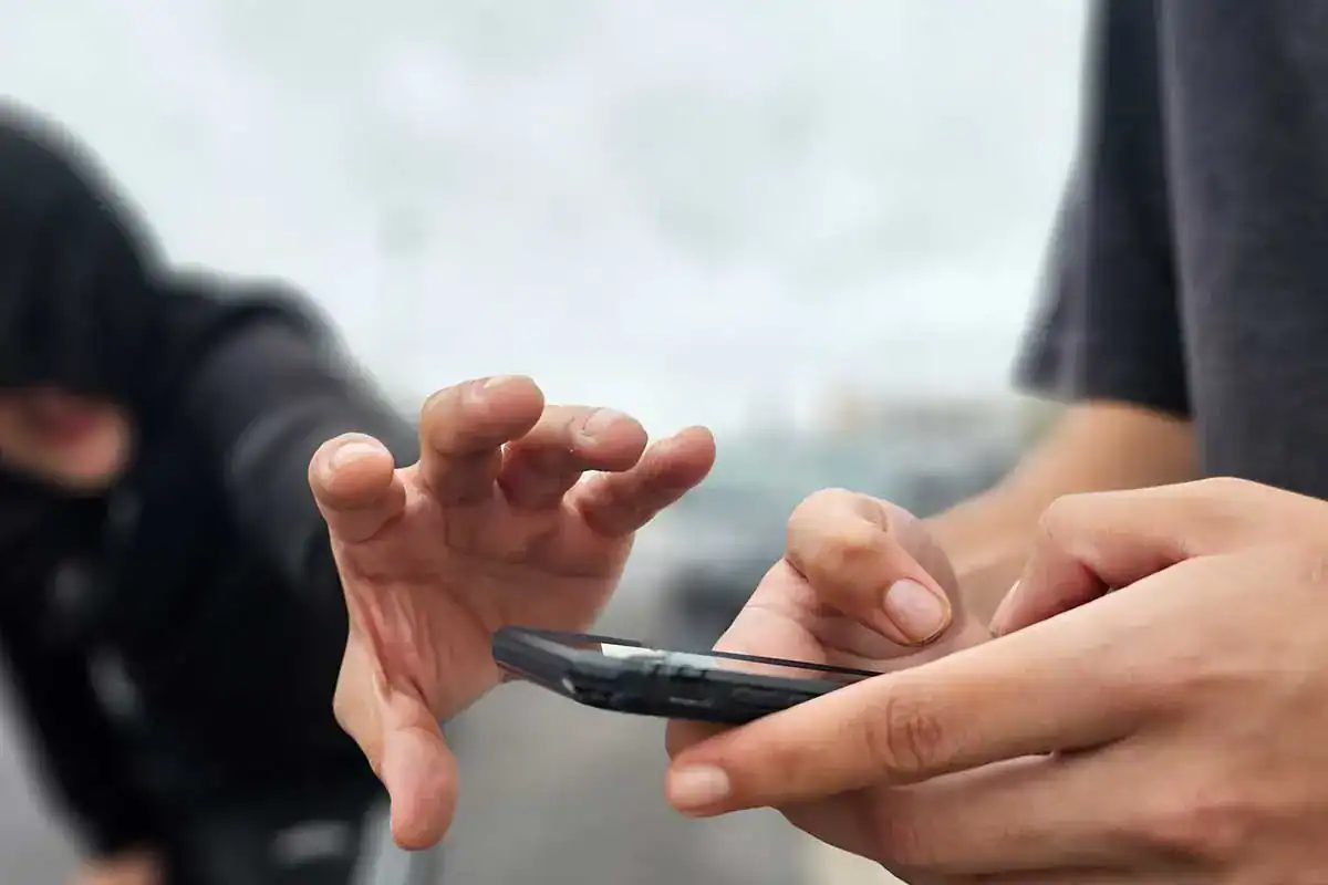 Upload de un teléfono móvil en uso, centrado en las manos de la persona que navega por la pantalla, representando la comunicación y el acceso a noticias en Loreto Noticias.