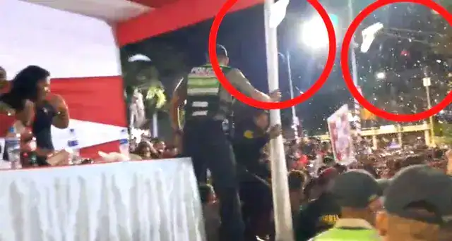 Muchedumbre asistiendo a un evento público en Loreto, Perú, con presencia de autoridades y público en el escenario durante una noche.