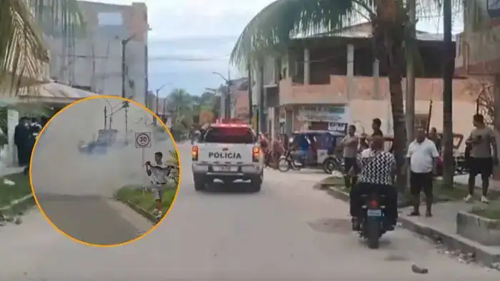 Policía en la calle durante un evento en Loreto, Perú, con presencia de civiles y motos, captando un momento de seguridad local en una zona urbana.