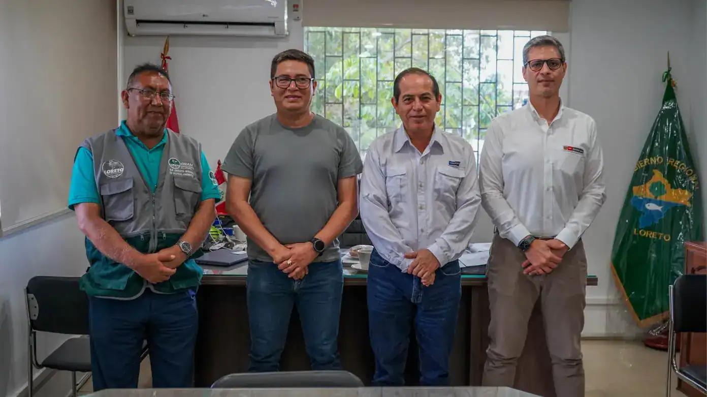 Directivos de Loreto Noticias en reunión oficial con funcionarios regionales en Loreto, promoviendo la colaboración y el desarrollo informativo en la región.