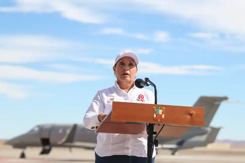 Avión de combate en segundo plano durante discurso de autoridad en Loreto Noticias.