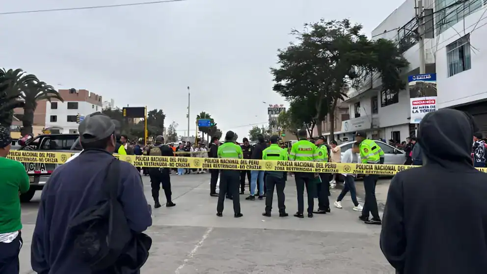 Policía nacional del Perú cerrando una calle en Loreto debido a un incidente o emergencia.