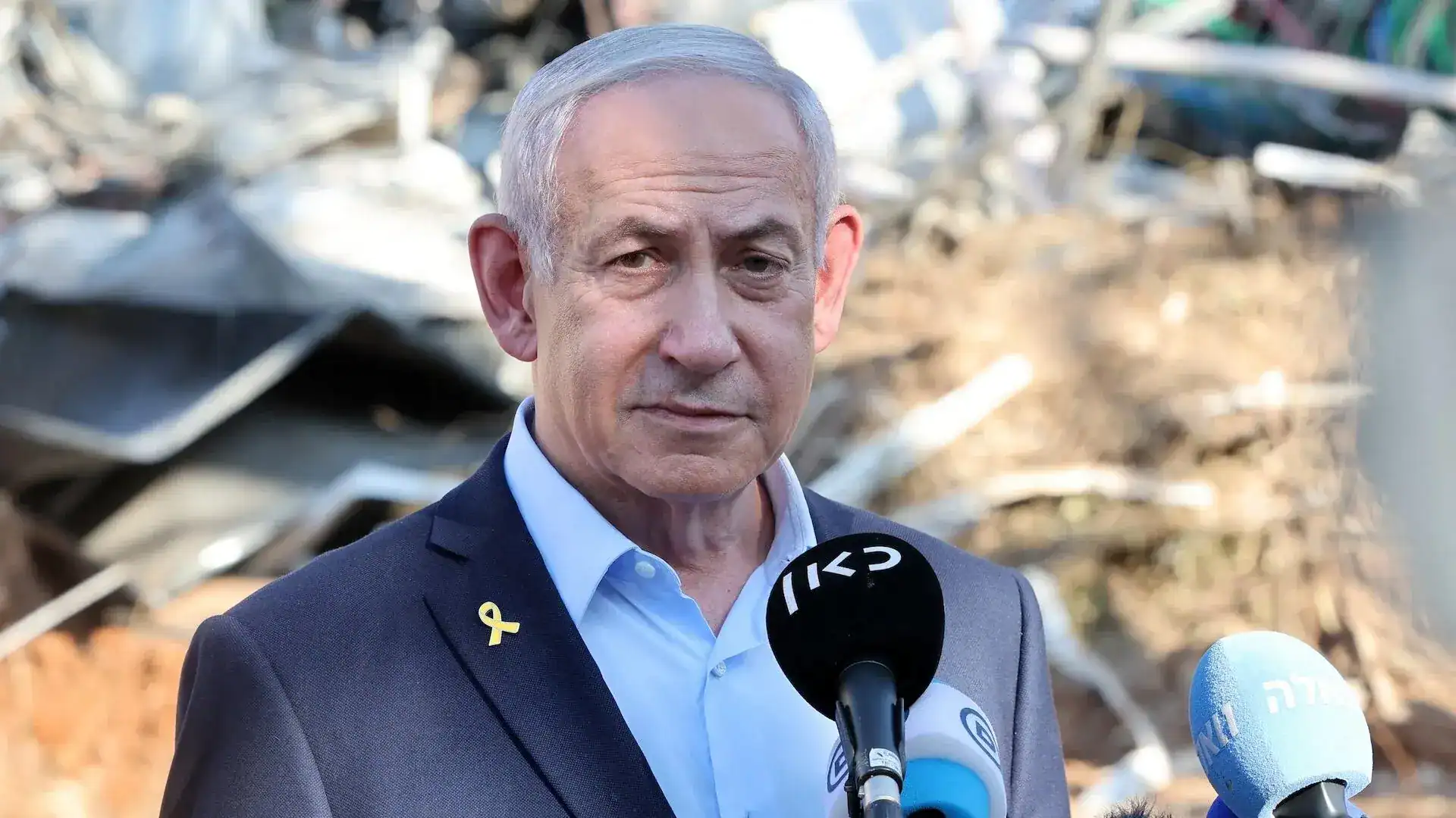 Candidato político en entrevista durante visita a Loreto, en medio de daños causados por desastres naturales, enfatizando mensajes de recuperación y apoyo a la región.