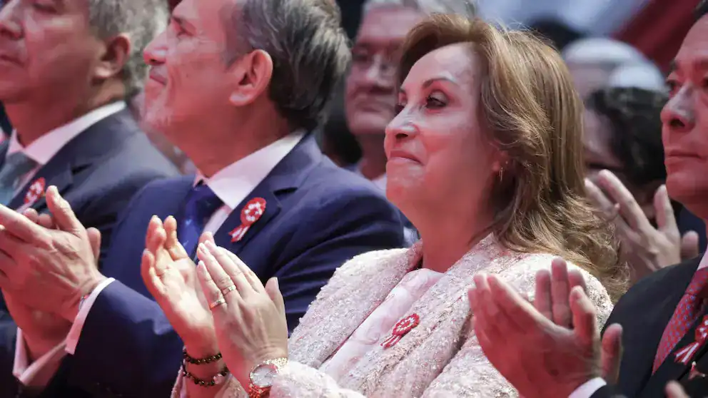 Porcelana, icono cultural y símbolo de Fortaleza en Loreto Noticias, disfrutando de un evento oficial en Perú, resaltando compromiso y liderazgo en la comunidad.