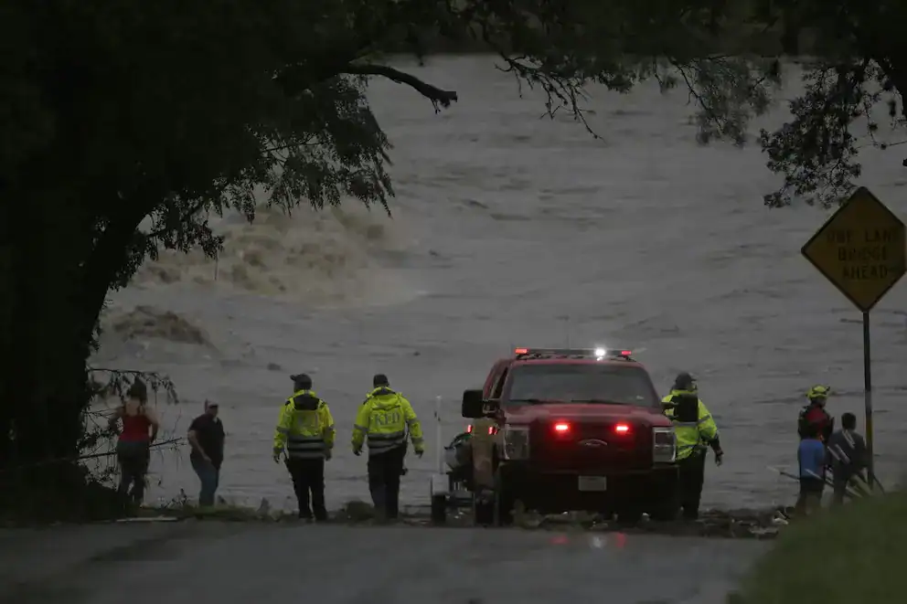 Inundación en Loreto, emergencia por crecida de río con presencia de autoridades y ciudadanos en la zona afectada.