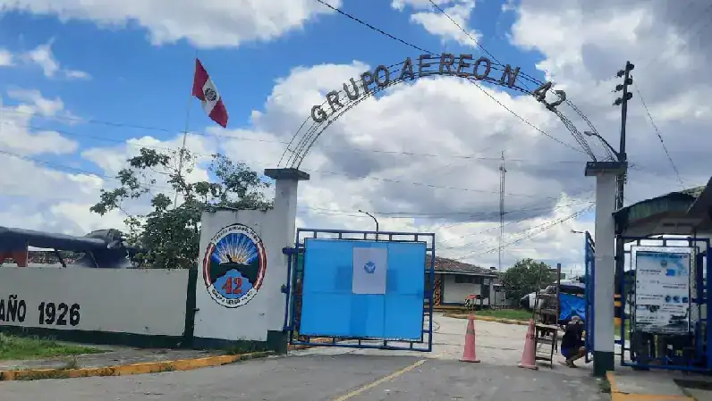 Grupos aéreos en Loreto, Perú, en la entrada del Grupo Aero, con bandera peruana, infraestructura moderna y señales de vigilancia, reflejando la importancia del sector aeronáutico en la región.