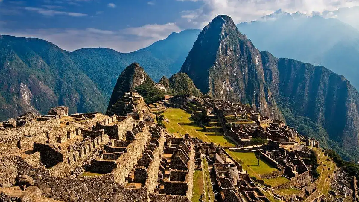 Majestuosas ruinas de Machu Picchu en la cordillera de los Andes, patrimonio cultural de Perú y maravilla del mundo, con impresionante paisaje natural y arquitectura inca Antigua.