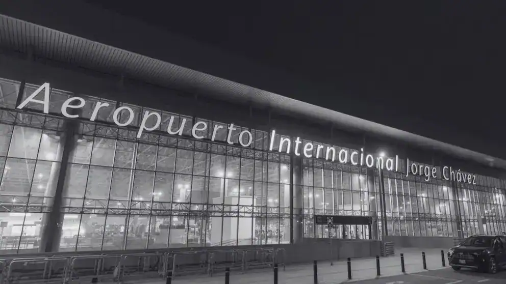 Aeropuerto internacional Jorge Chávez en Lima, Perú, moderna terminal de viajes con amplias ventanas y servicios aeroportuarios.