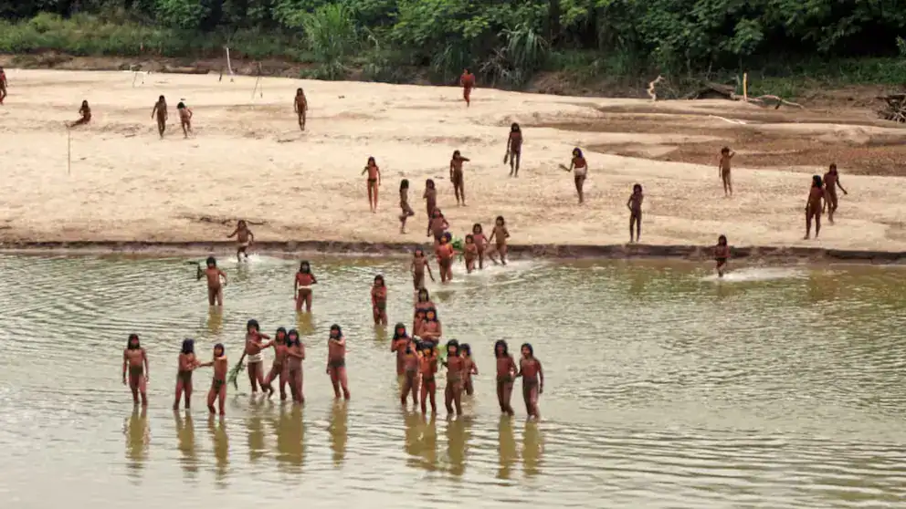 Niños jugando en río en Loreto Noticias, comunidad amazónica, turismo en Loreto Perú, naturaleza y cultura amazónica, actividades recreativas en río Loreto Noticias.