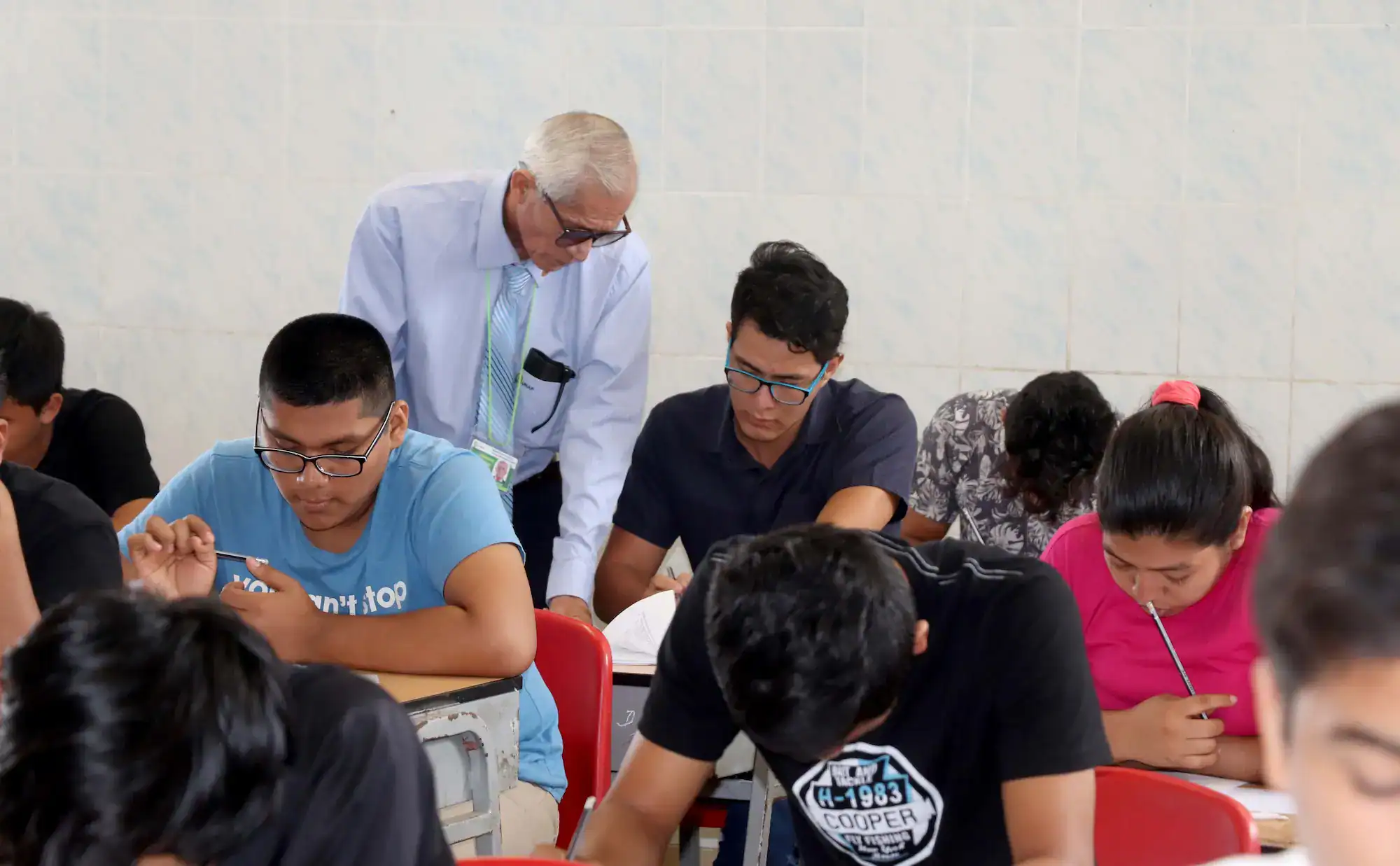Estudiantes en aula de clases con profesor supervisando, en un ambiente de aprendizaje en Loreto Noticias.