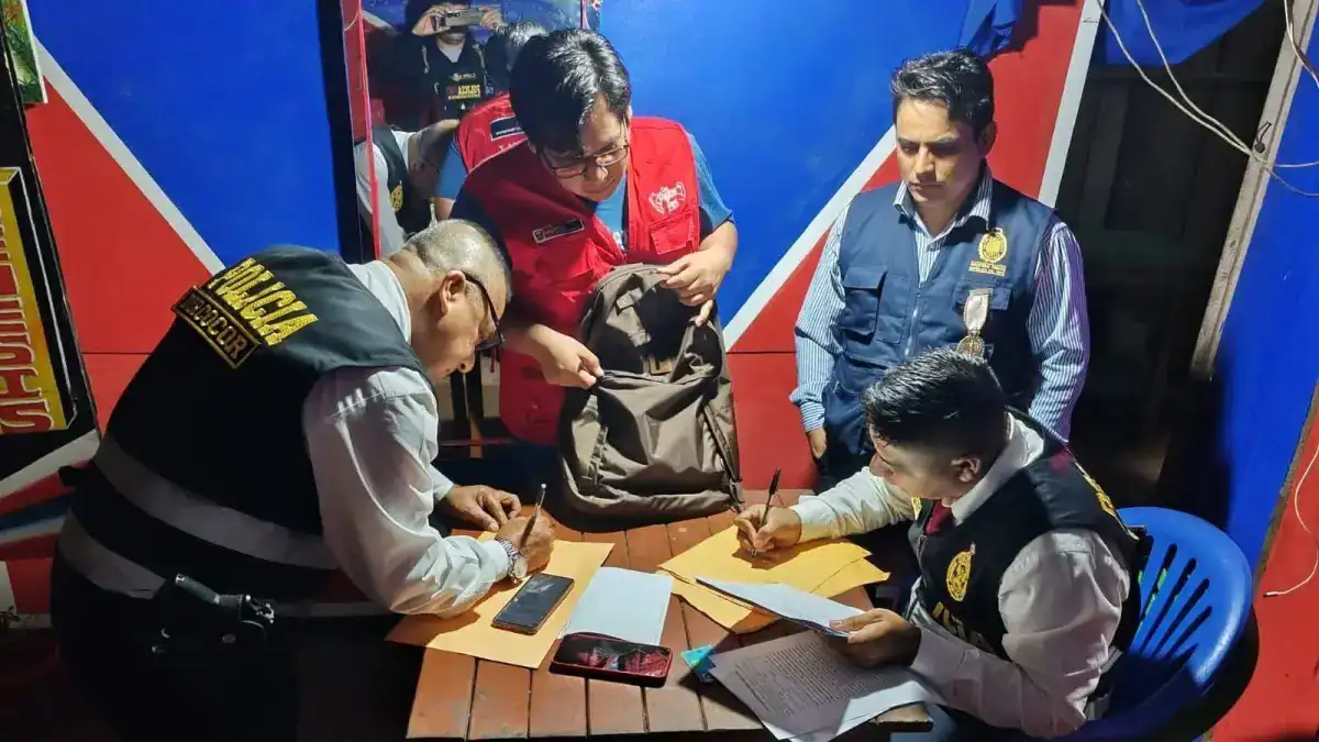 Policías y funcionarios de emergencia revisan documentos en una escena de investigación en Loreto, Perú. Seguridad y coordinación en operaciones clave en Loreto Noticias para la comunidad local.